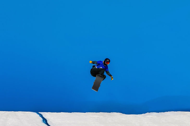 En boardercross, les athlètes effectuent généralement les sauts les plus hauts et les plus longs lors de leur passage sur le dernier kicker.