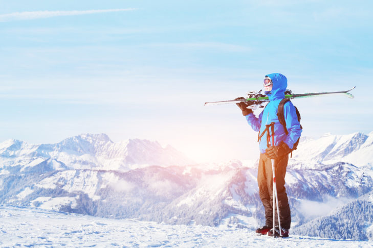 Il existe de nombreuses façons de porter son matériel de ski. Mais une seule est vraiment agréable