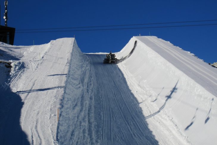 Le superpipe de Laax est préparé à l'aide d'un équipement spécial.