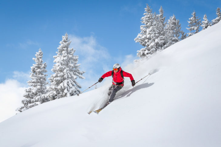 Avant de pouvoir glisser dans la neige profonde jusqu'à la vallée, les professionnels du freeride doivent souvent grimper à pied jusqu'au sommet des montagnes. Parfois, ils sont aussi transportés par hélicoptère.