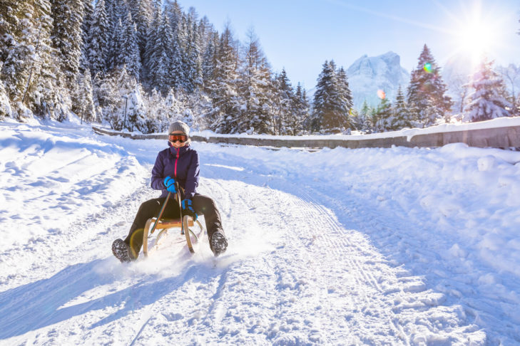 Sur la pittoresque piste de luge, les amateurs d'action peuvent s'adonner au plaisir de la luge même à des heures tardives