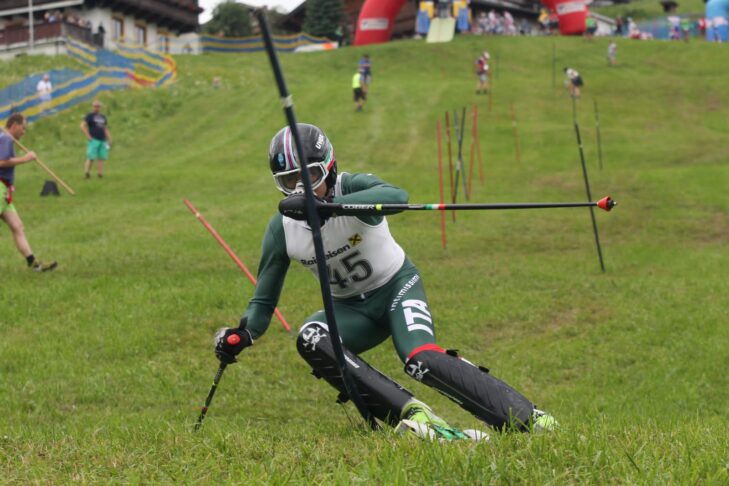 Les compétitions de ski sur herbe se déroulent sur des pentes plutôt plates, car les athlètes ont besoin de plus d'espace pour freiner.