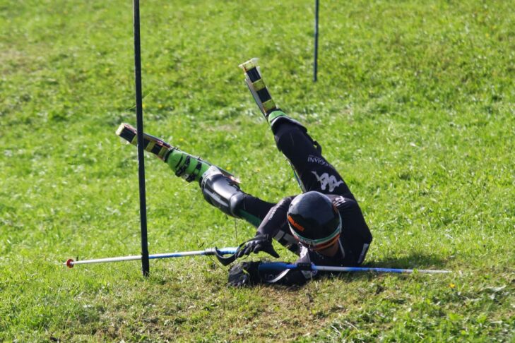 Malheureusement, les chutes ne sont pas rares en ski sur herbe.