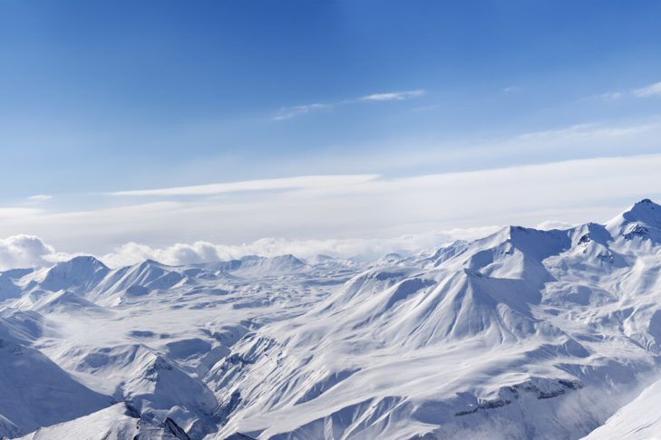 Vue à couper le souffle sur les montagnes du Caucase.