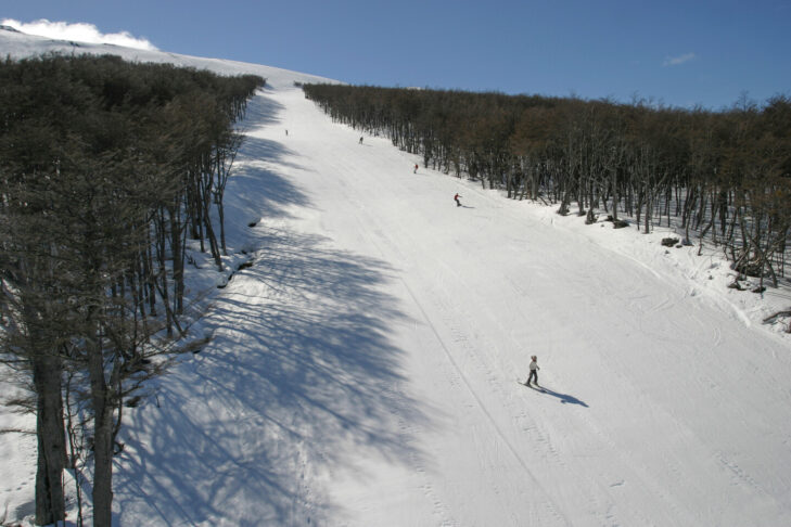 Rares sont les pistes damées au monde qui se trouvent aussi près du pôle Sud que celles de la station de ski d'Ushuaia en Terre de Feu.