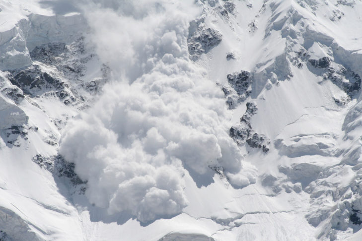 Pour augmenter les chances de survie en cas d'accident d'avalanche, il faut porter un sac à dos d'avalanche.