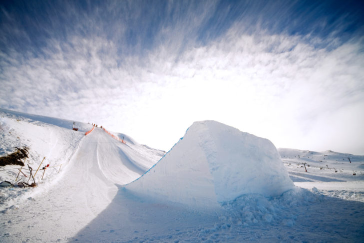 Dans le snowpark du Kitzsteinhorn, il y a non seulement un super pipe, mais aussi de nombreux kickers pour des sauts spectaculaires.