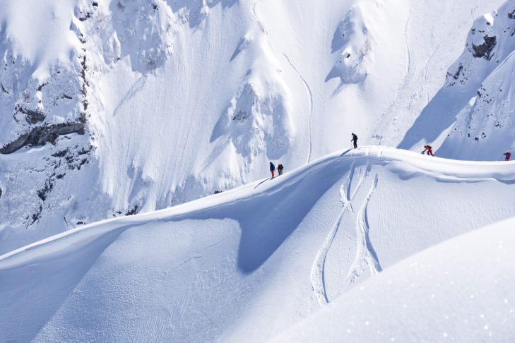 Lorsque l'on part en groupe dans la neige profonde, il est souvent judicieux de diviser le groupe pour la descente.
