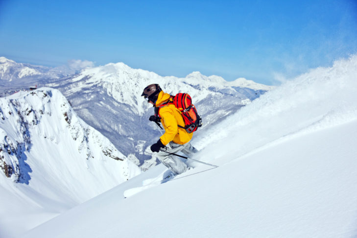 La conduite dans la neige profonde est techniquement exigeante et nécessite une bonne condition physique.