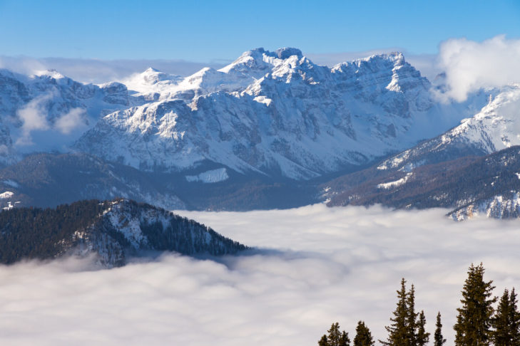 Skier au-dessus des nuages est une expérience d'un genre très particulier. Si l'on perce la couverture nuageuse, l'épais brouillard peut considérablement réduire la visibilité.
