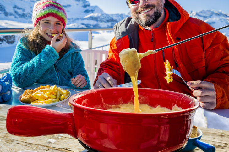 Fondue au fromage suisse traditionnelle avec le célèbre Cervin en toile de fond.