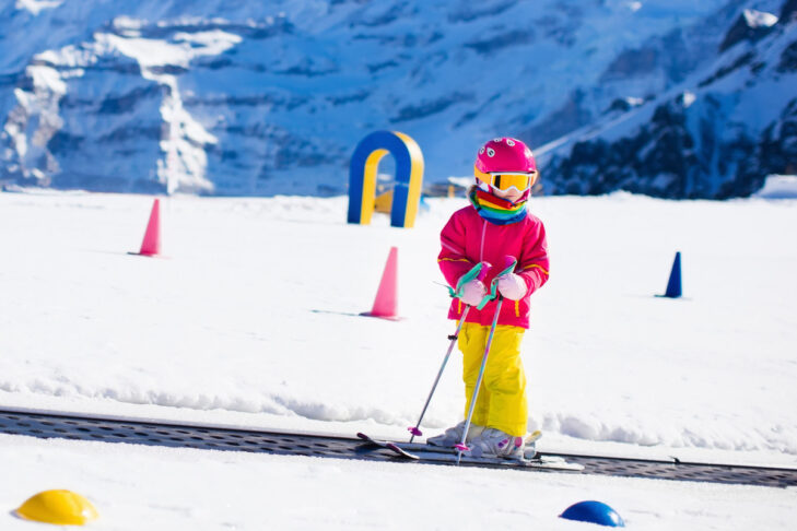 Les enfants doivent utiliser les remonte-pentes avec leurs parents.