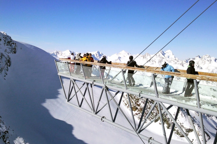 La plateforme d'observation Panorama-Felssteg Tieferbachkogl offre une vue unique sur l'univers hivernal de Sölden.