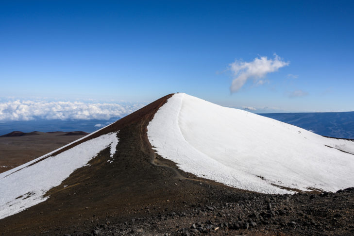 Hawaii est d'abord associé à la plage, au soleil et au surf. Mais pour les amateurs de sports d'hiver en quête d'aventure, il vaut également la peine de visiter les îles et leurs sommets parfois enneigés.