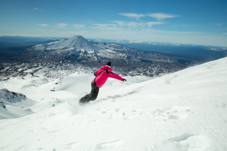 Skier en Nouvelle-Zélande est une expérience unique. Que ce soit sur les pistes ou en dehors.