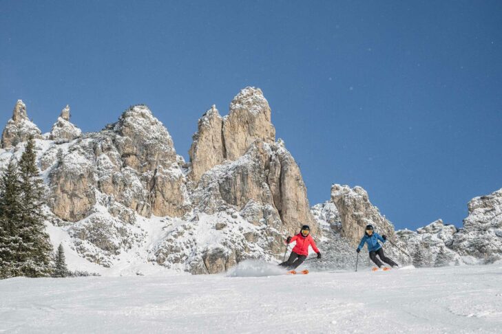 Sur les 1 200 kilomètres de pistes du domaine skiable Dolomiti Superski, les amateurs de sports d'hiver peuvent admirer d'impressionnantes formations rocheuses et montagneuses.
