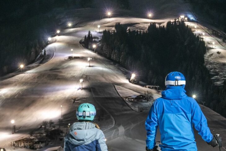 Dans le domaine skiable SkiWelt Wilder Kaiser-Brixtental, 10 kilomètres de pistes sont éclairés la nuit pour les skieurs.