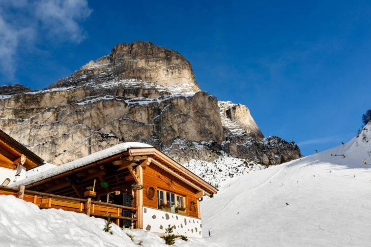 De nombreux restaurants à proximité des pistes attendent les amateurs de sports d'hiver avec des boissons rafraîchissantes et une excellente cuisine.