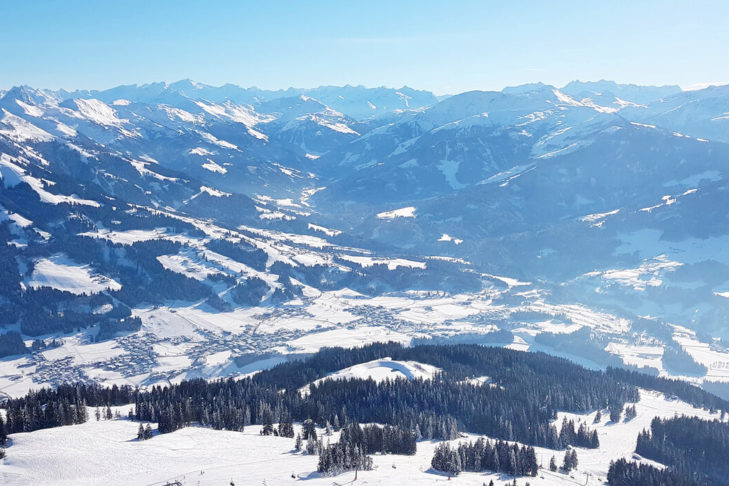 La vaste offre de sentiers de randonnée hivernale permet aux amoureux de l'hiver de découvrir à pied un panorama à couper le souffle.