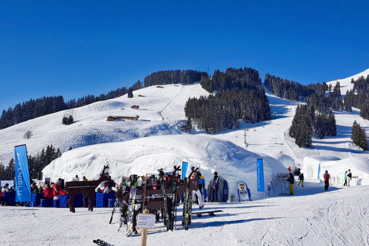 Le village Alpeniglu à Hochbrixen abrite un monde hivernal impressionnant de glace et de neige.