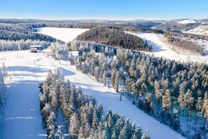 Domaine skiable populaire dans l'ouest de l'Allemagne : le domaine skiable de Winterberg.