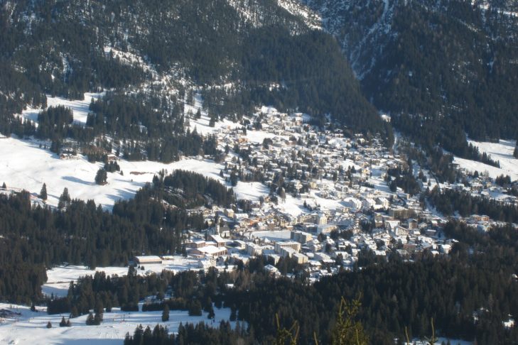 Le centre traditionnel du village de Lenzerheide "Lai" offre une multitude de possibilités de shopping, de restaurants, de cafés et de discothèques.