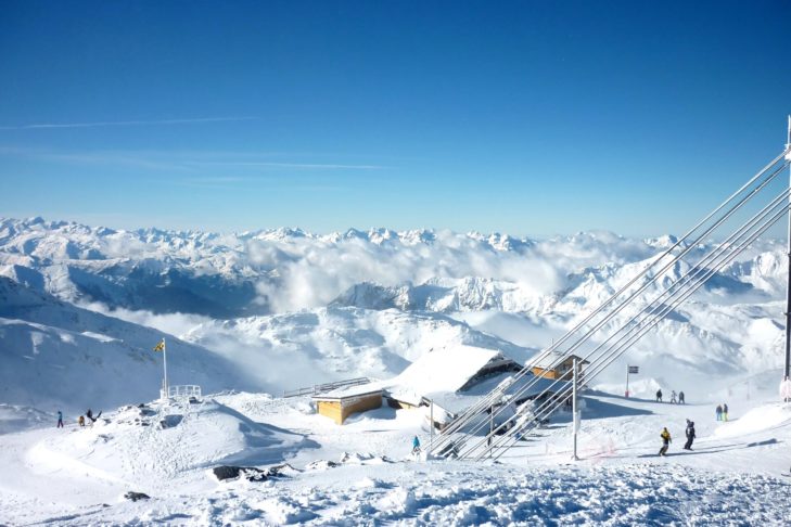 Vue depuis la Cime de Caron dans le domaine skiable français des 3 Vallées - le plus grand domaine skiable interconnecté du monde