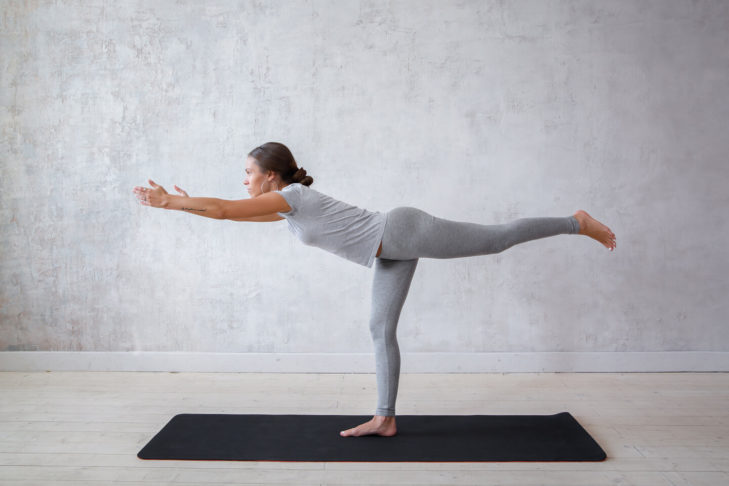 Le guerrier III est un super exercice d'équilibre et d'ensemble du corps qui renforce la musculature abdominale ainsi que le dos, les jambes, les épaules et les bras.