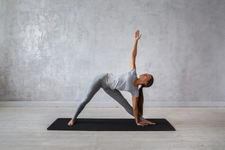 Le triangle renforce les muscles des cuisses et assure la flexibilité des articulations des hanches, l'extension du dos et l'étirement des muscles des hanches, des cuisses et des mollets.