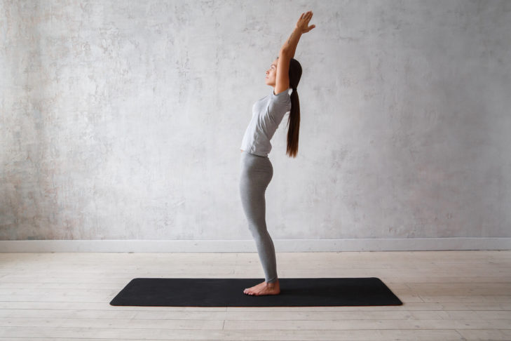 Ferme comme une montagne : Tadasana, une posture droite avec le dos allongé, est le point de départ de nombreux exercices de yoga.