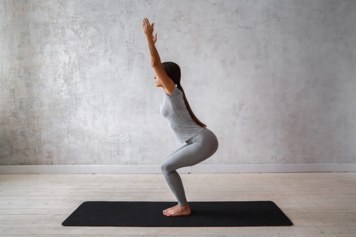 La position sur la chaise prépare à la position sur les skis avec les genoux pliés et renforce ainsi les muscles des jambes et des fesses qui soutiennent les genoux.