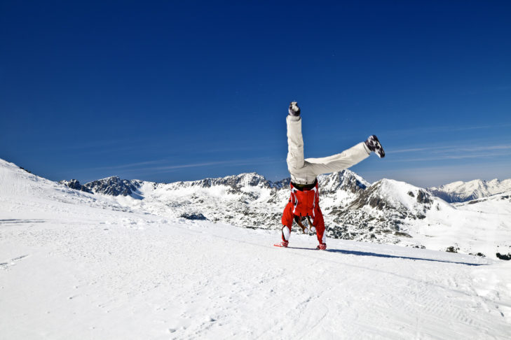 Faire le poirier avec des skis aux pieds, c'est plutôt pour les avancés.