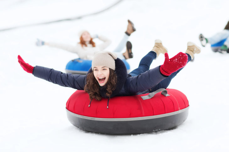 Le snowtubing dans la station de ski est particulièrement amusant en famille et constitue une excellente alternative au ski.