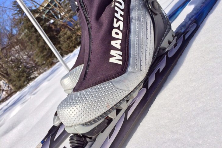 Une chaussure de ski de fond classique avec une tige souple.