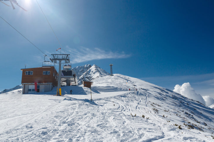 Dans le domaine skiable rénové de Bansko, les amateurs de ski peuvent s'en donner à coeur joie sur un total de 48 kilomètres de pistes.