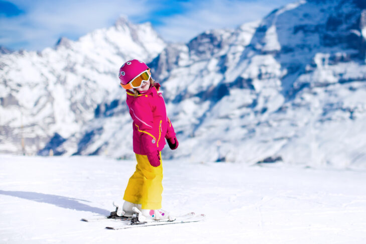 Comme les mains des enfants sont encore en pleine croissance, il faut veiller à ce que les gants ne soient ni trop grands ni trop petits. Dans les deux cas, les mains sont froides.