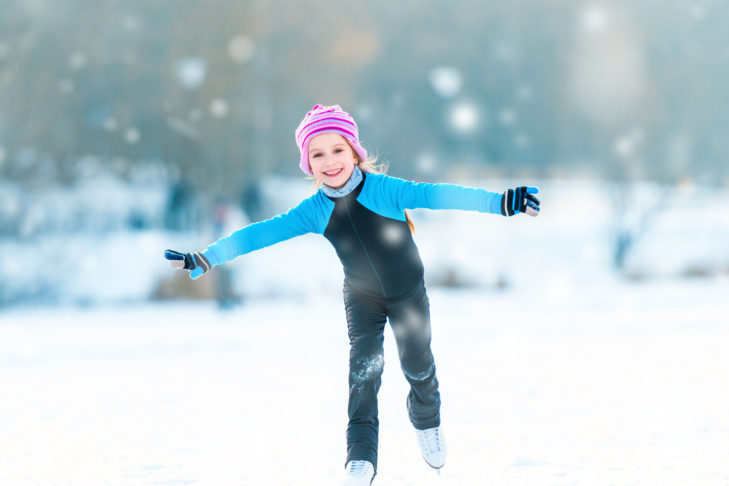 Le patinage sur glace est une activité amusante pour les petits et les grands