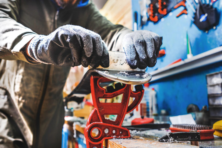 La cire superflue doit être retirée.