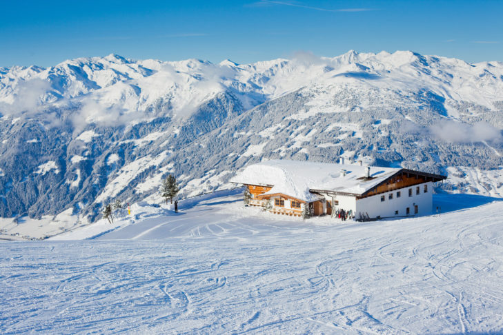 La vue panoramique sur les montagnes du Zillertal n'est pas seulement un rêve pour les amateurs de sports d'hiver