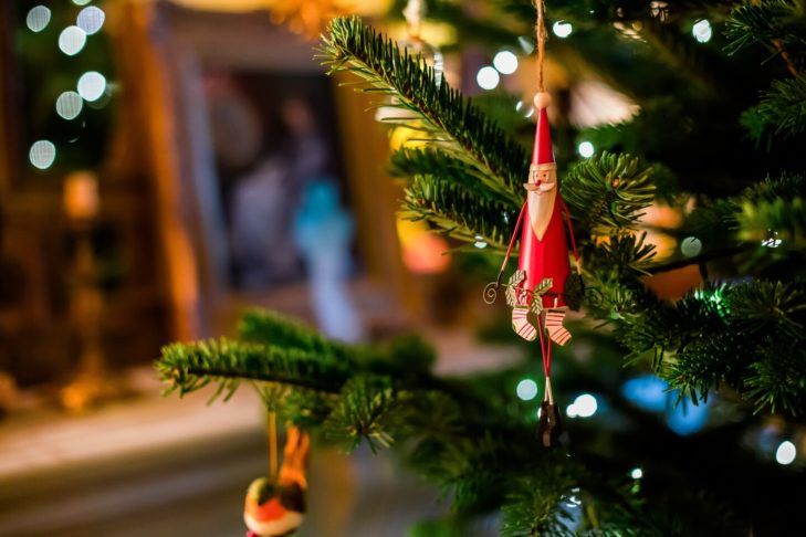 Sous le sapin de Noël, on trouve toujours une place pour quelques skis.