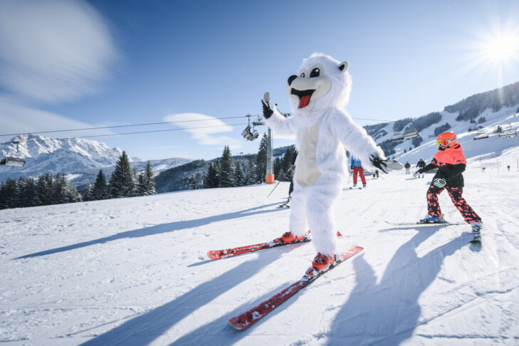 La mascotte Schneewutzel dans le parc à neige pour enfants de Maria Alm.