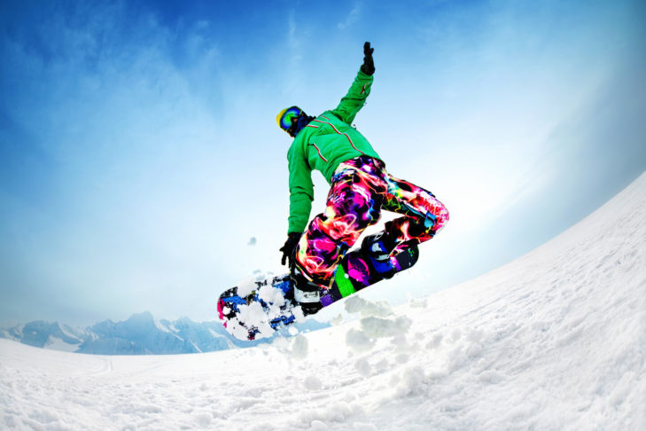 Le snowboardeur parmi les amateurs de sports d'hiver aime aussi montrer des tricks déjantés dans le snowpark.