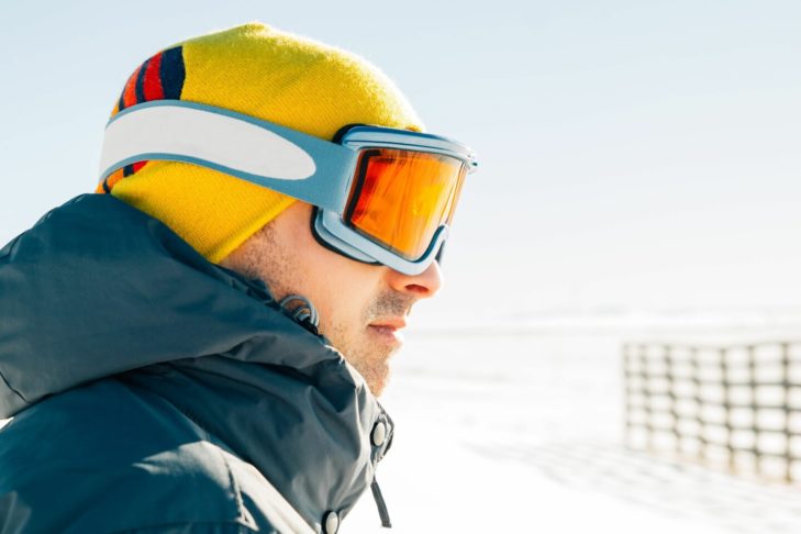 En cas de mauvaise visibilité, de brouillard ou de chutes de neige, les verres de couleur claire comme le jaune, l'orange ou entièrement transparents sont bien adaptés
