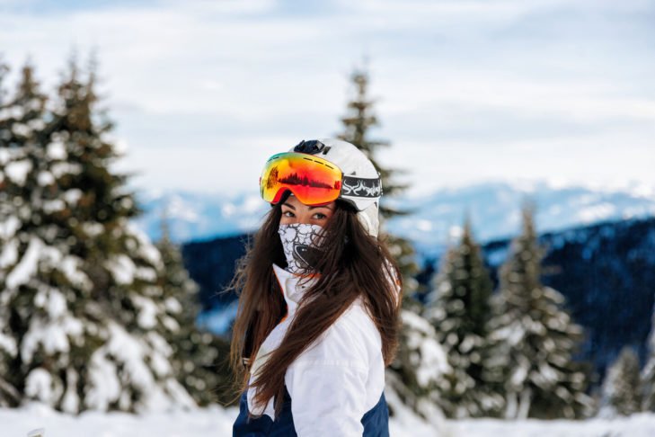 Les lunettes de ski sans cadre sont devenues très populaires en raison de leur grand champ de vision