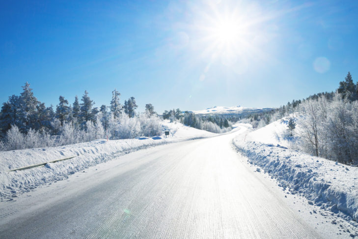 L'hiver à la suédoise : une épaisse couche de neige et une vue lointaine jusqu'à l'horizon.