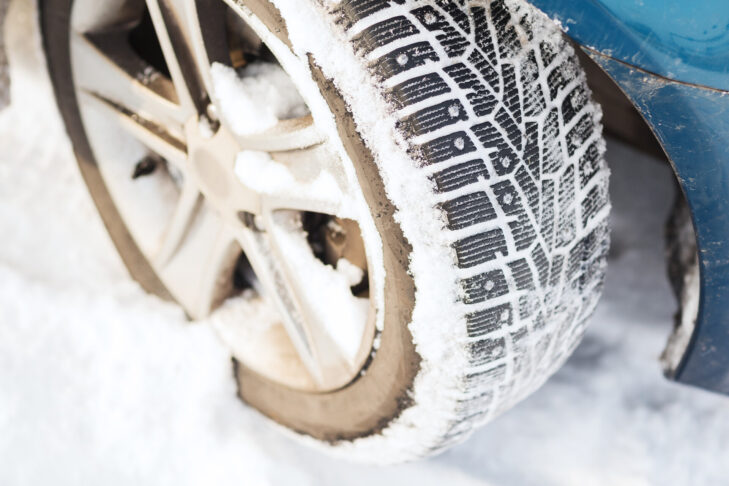 Les pneus d'hiver sont absolument indispensables pour rouler sur la neige et le verglas.