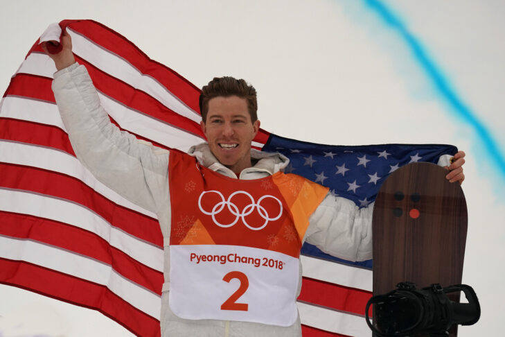 L'Américain Shaun White est triple champion olympique de half-pipe et est ainsi considéré comme le snowboardeur le plus titré de tous les temps.