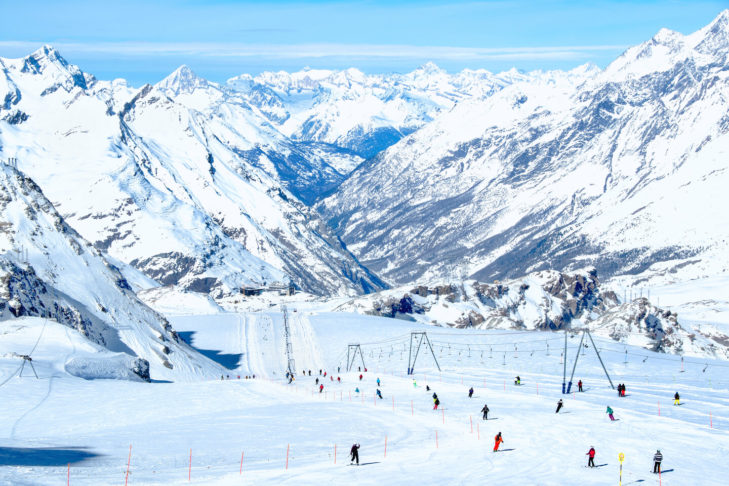 Les stations de ski en Suisse proposent des pistes pour tous les niveaux.