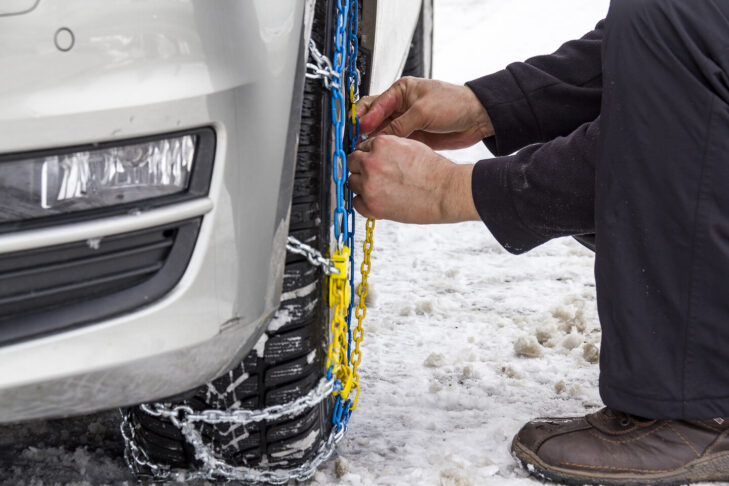 Ce n’est que lorsque les chaînes à neige sont correctement montées sur les pneus hiver qu’elles garantissent une conduite sûre et sans problème.