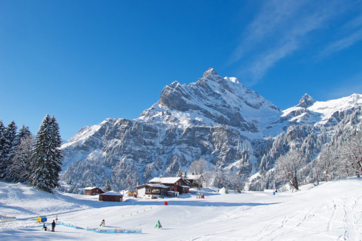 Aller skier en Suisse avec ses enfants ne pose aucun problème grâce aux nombreuses stations de ski adaptées aux familles.